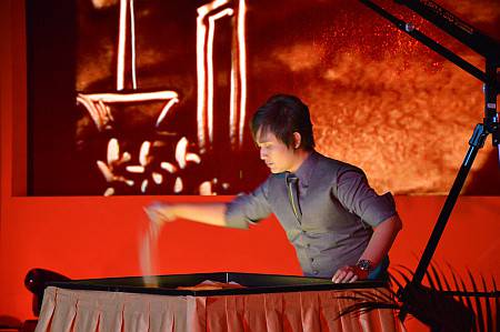 DENNY DARKO ILUSTRASIKAN PERJALANAN GRUP CIPUTRA DALAM LUKISAN PASIR