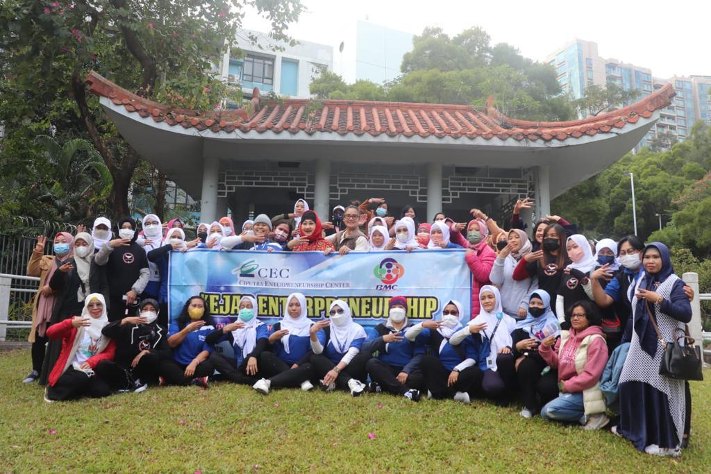 Visiting Migrant Worker in Hong Kong, Dewi Motik Told About The Greatness of Mr. Ciputra