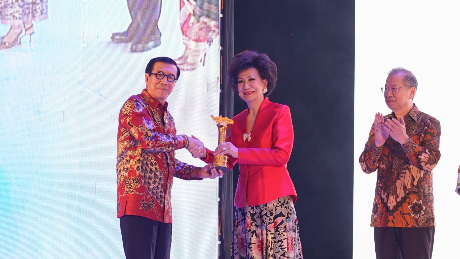Ibu Rina Ciputra Sastrawinata Meraih Penghargaan “Nusantara Awards 2024”
